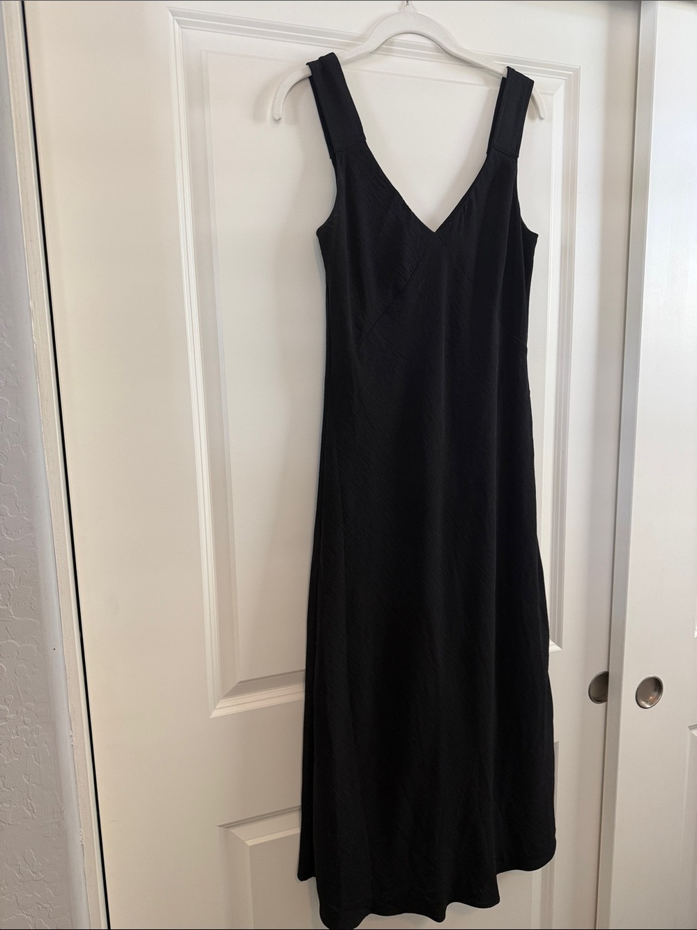 Sleek Black Midi V-Neck Dress with Wide Straps